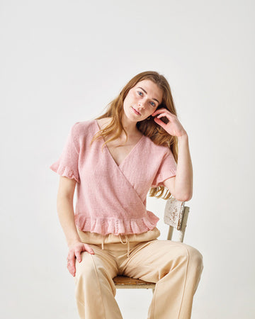 Flæsebluse med slå-om effekt i Leonora