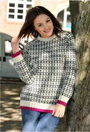 Sweater with raglan sleeves and pattern